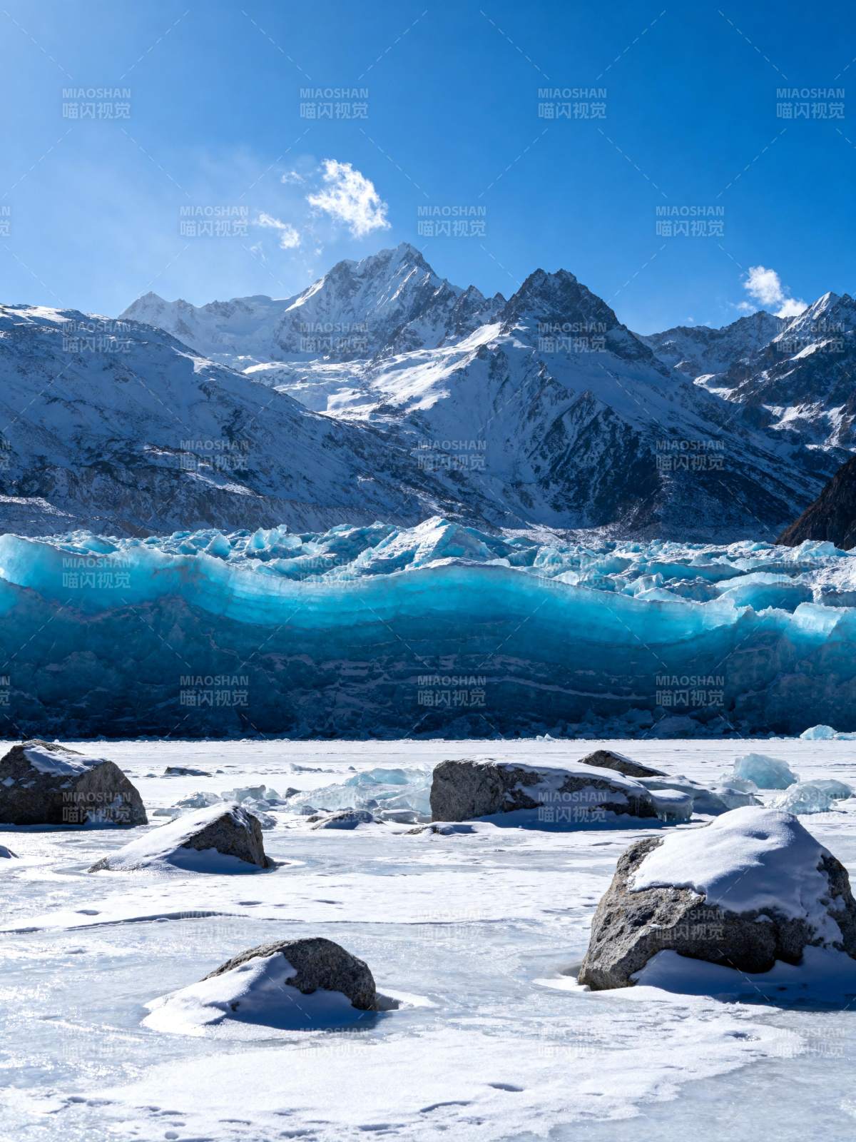 雪山冰湖奇景图片