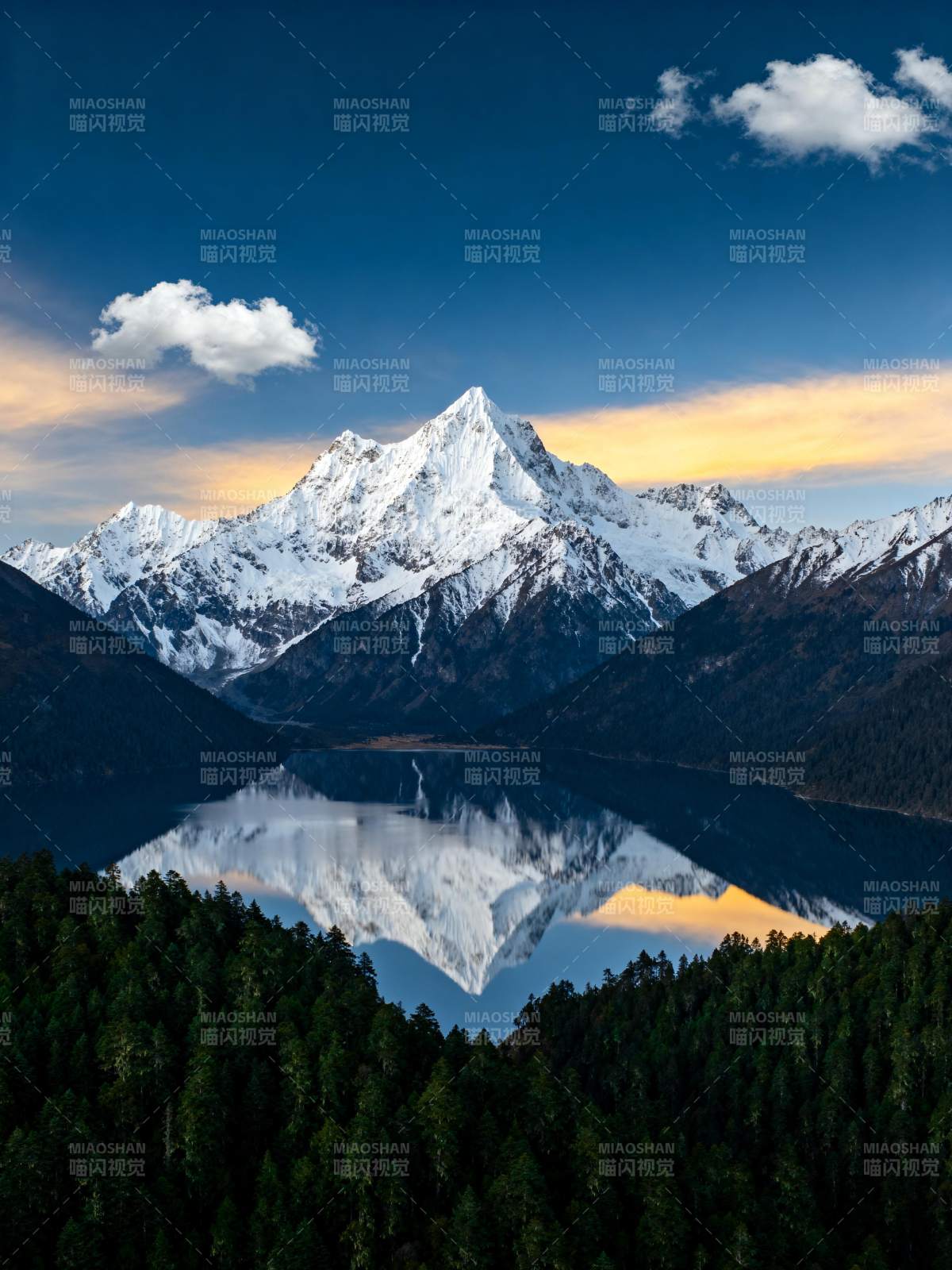 雪山倒影湖光图片