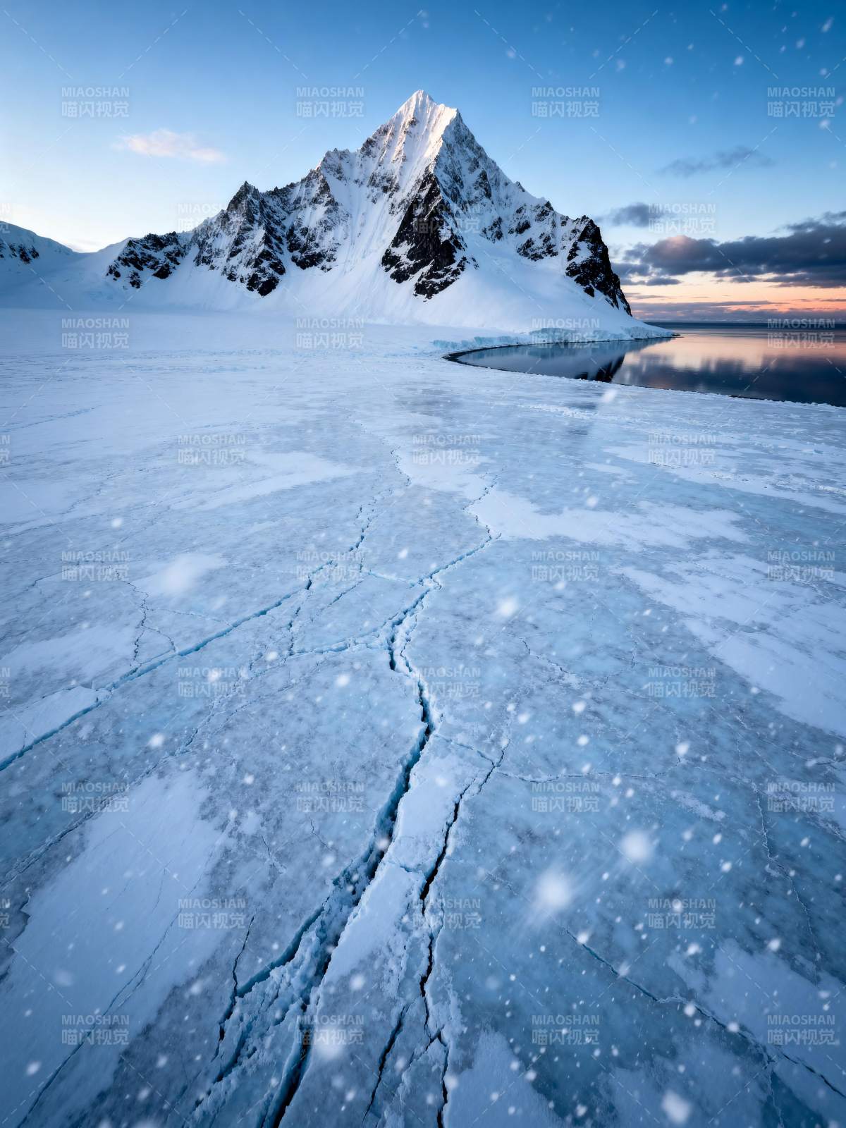 冰原裂痕映雪山图片