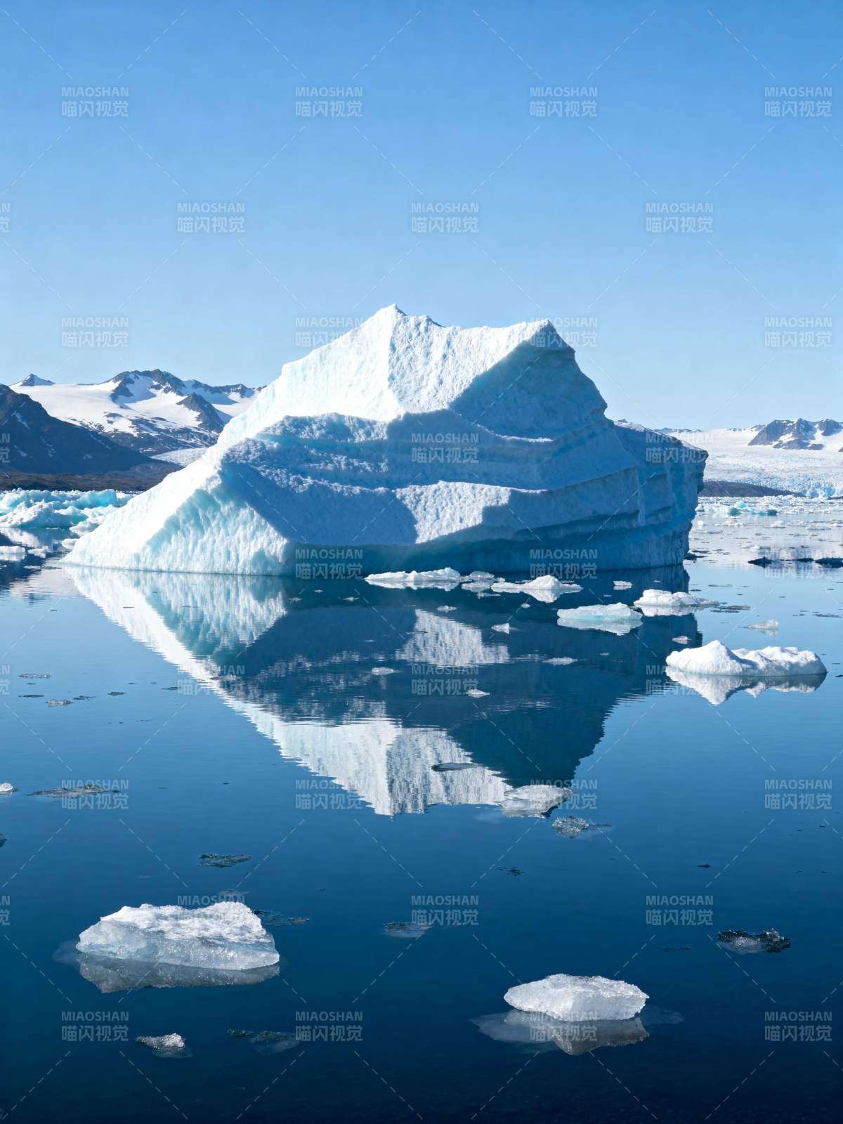 冰山倒影静谧湖图片