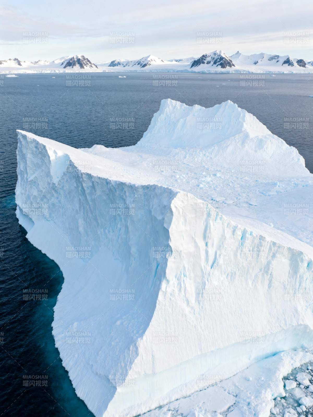 冰山巍峨 海天一色图片