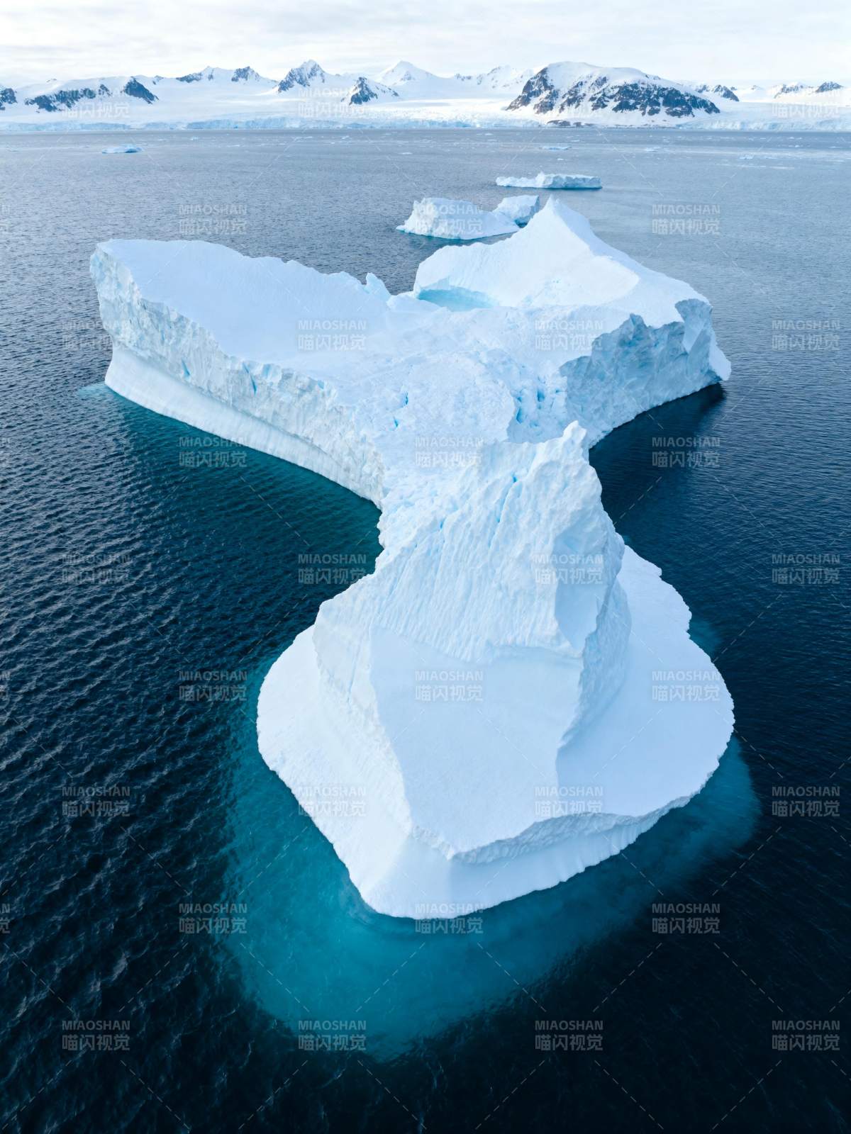 冰山浮海图片