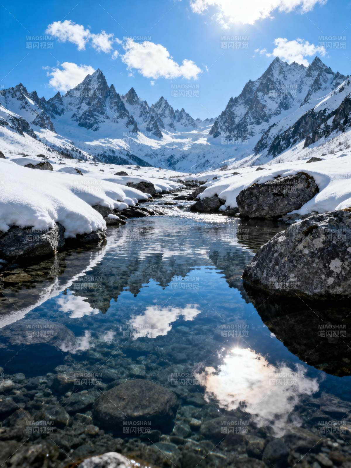 雪山倒影清溪图片