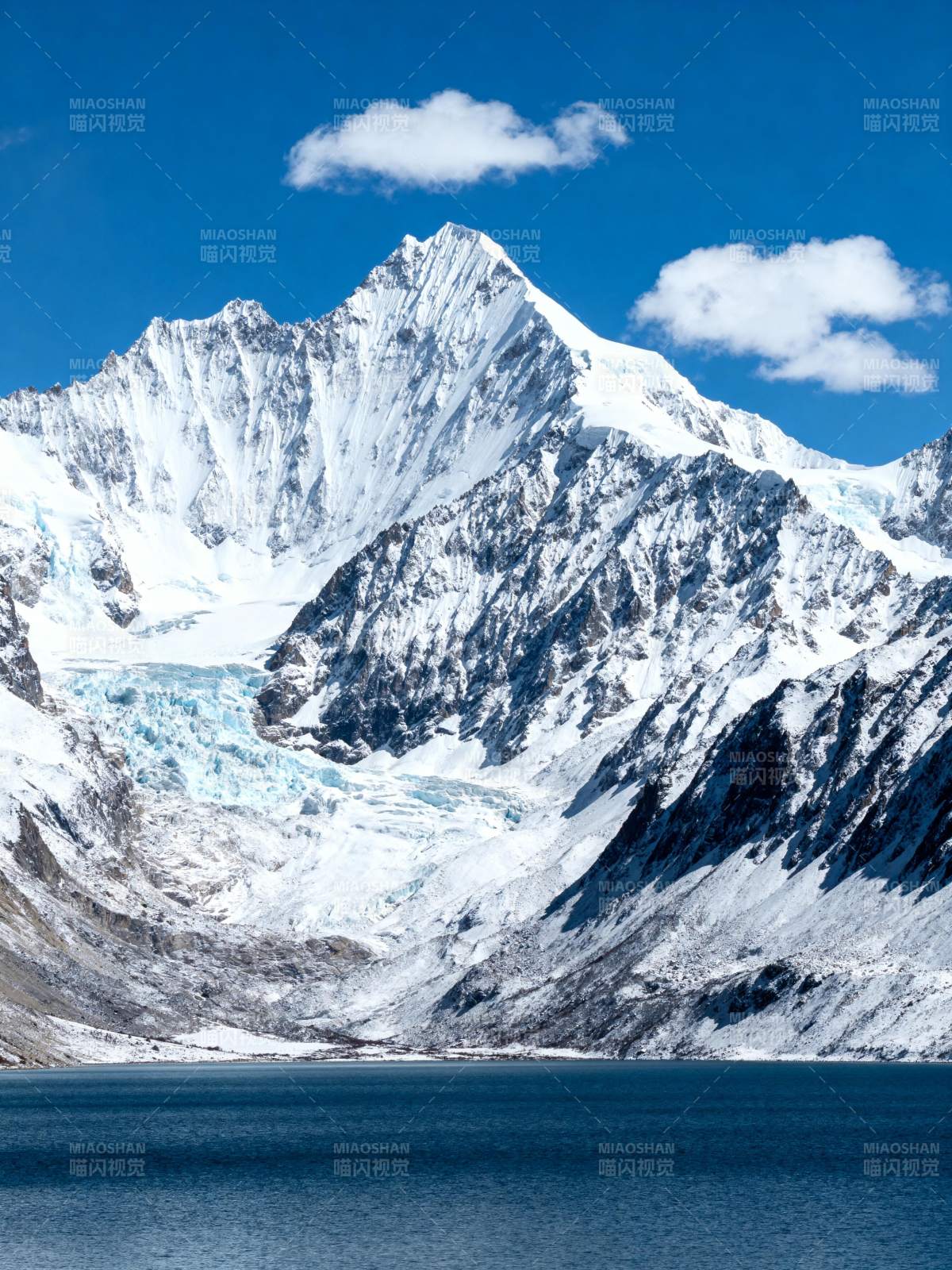 雪山映湖 蓝天白云图片