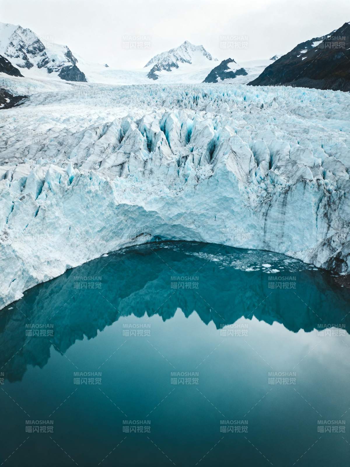 冰川映湖图片