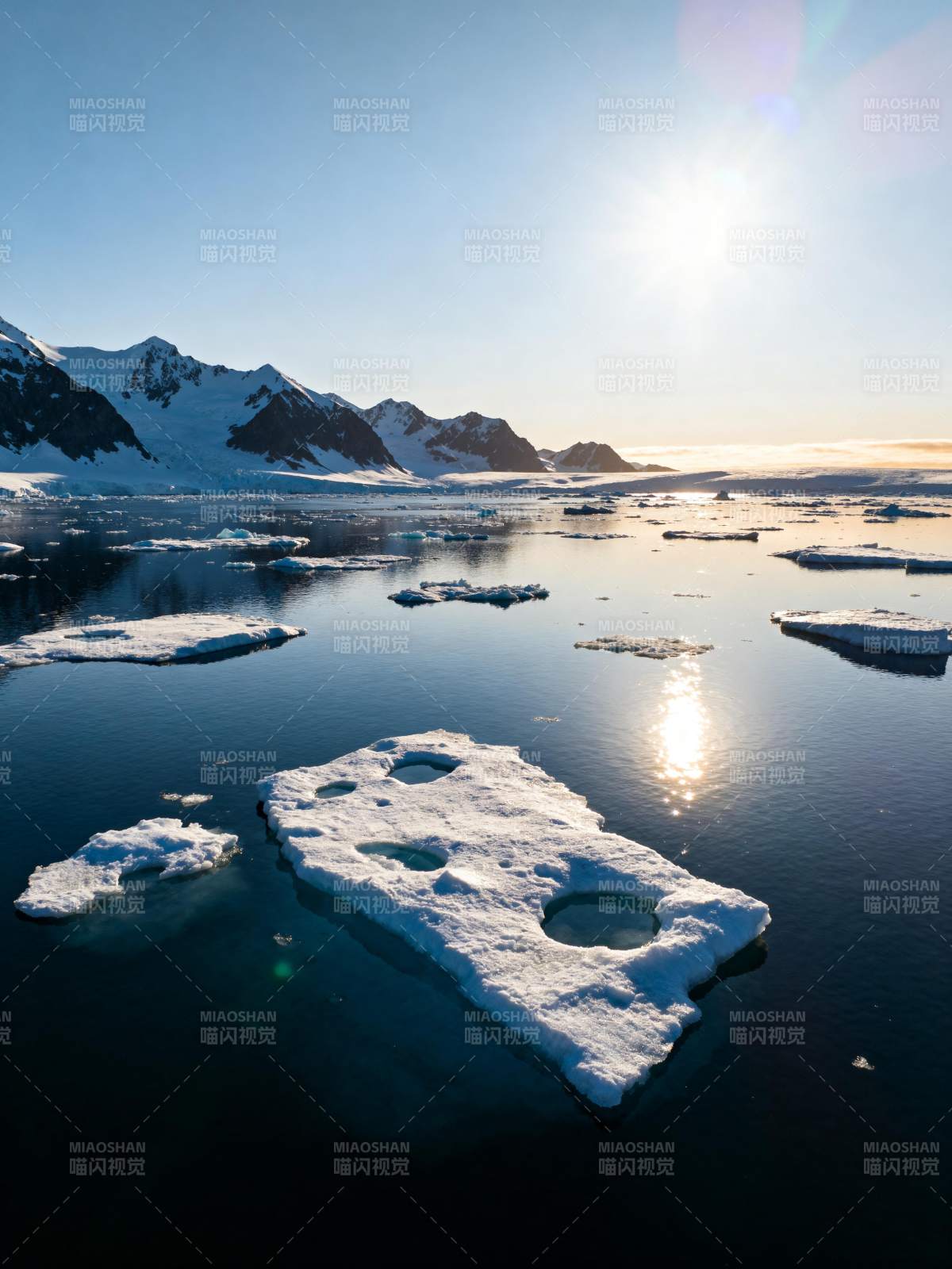 极地冰川晨光图片