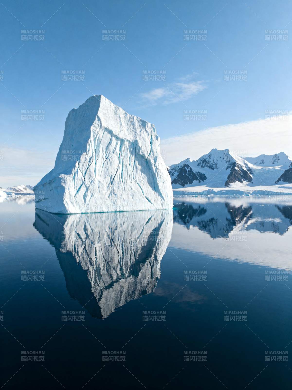 冰山倒影静谧湖图片