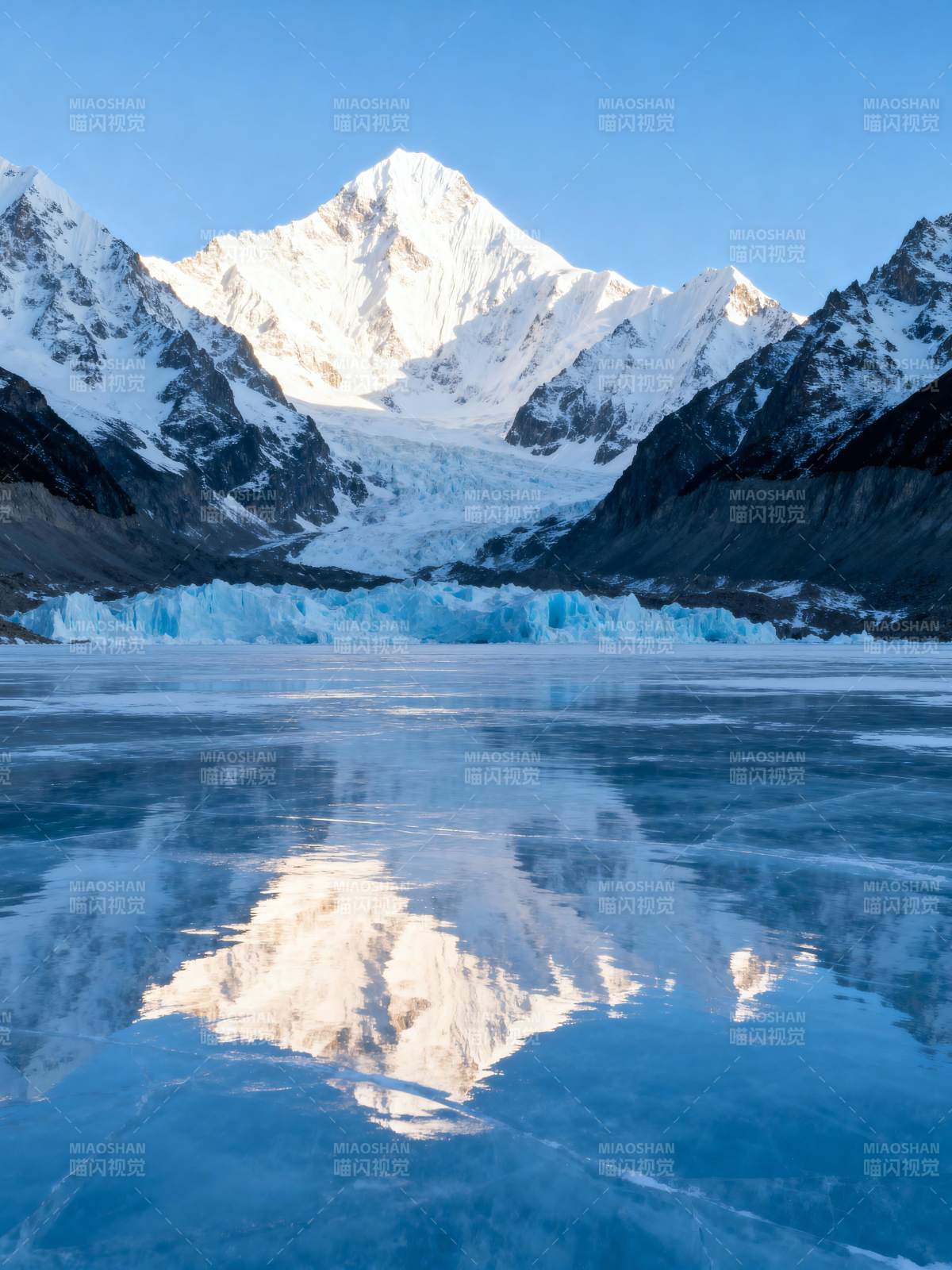 雪山倒影冰湖图片