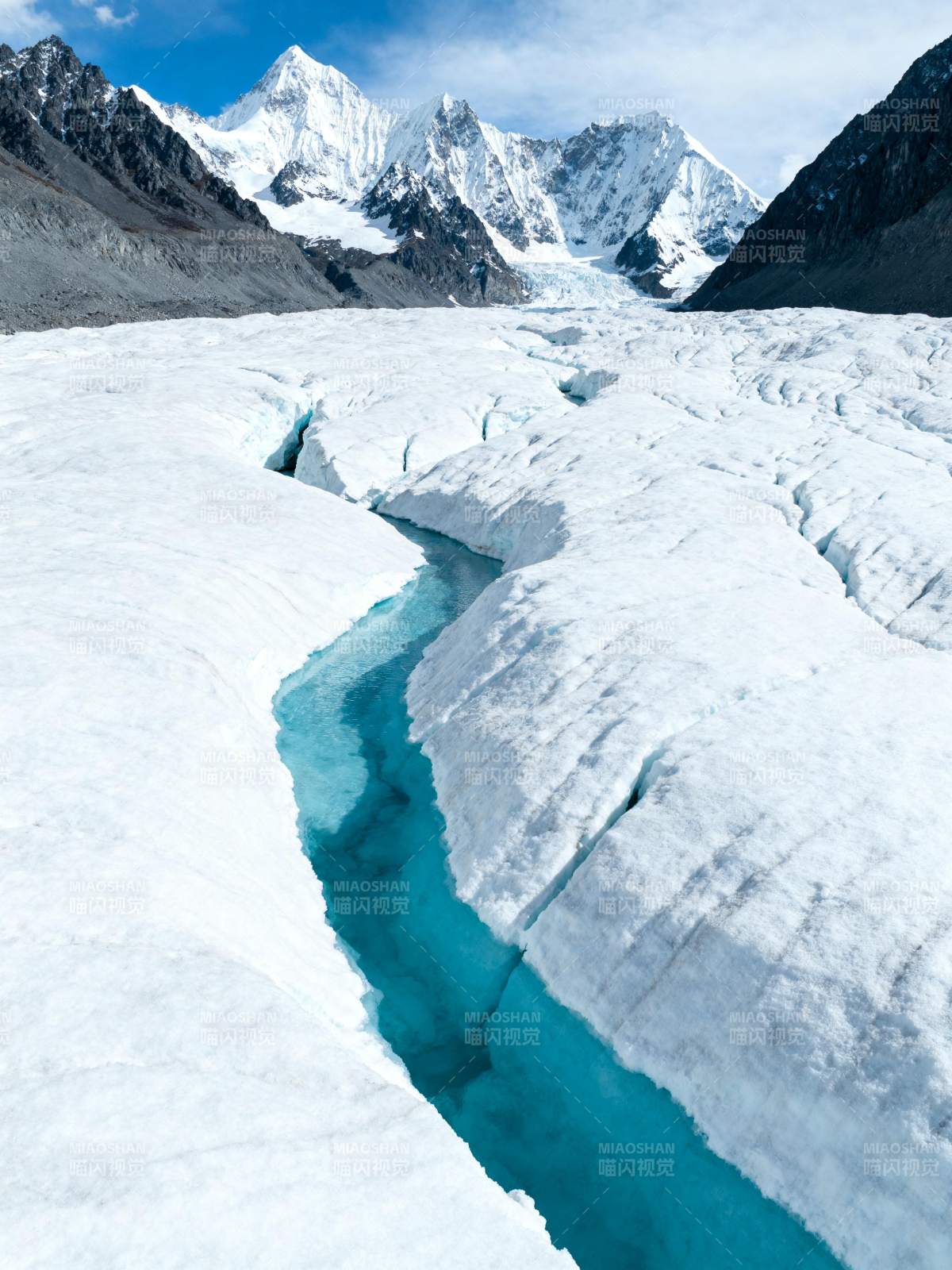 冰川裂隙碧蓝如玉图片