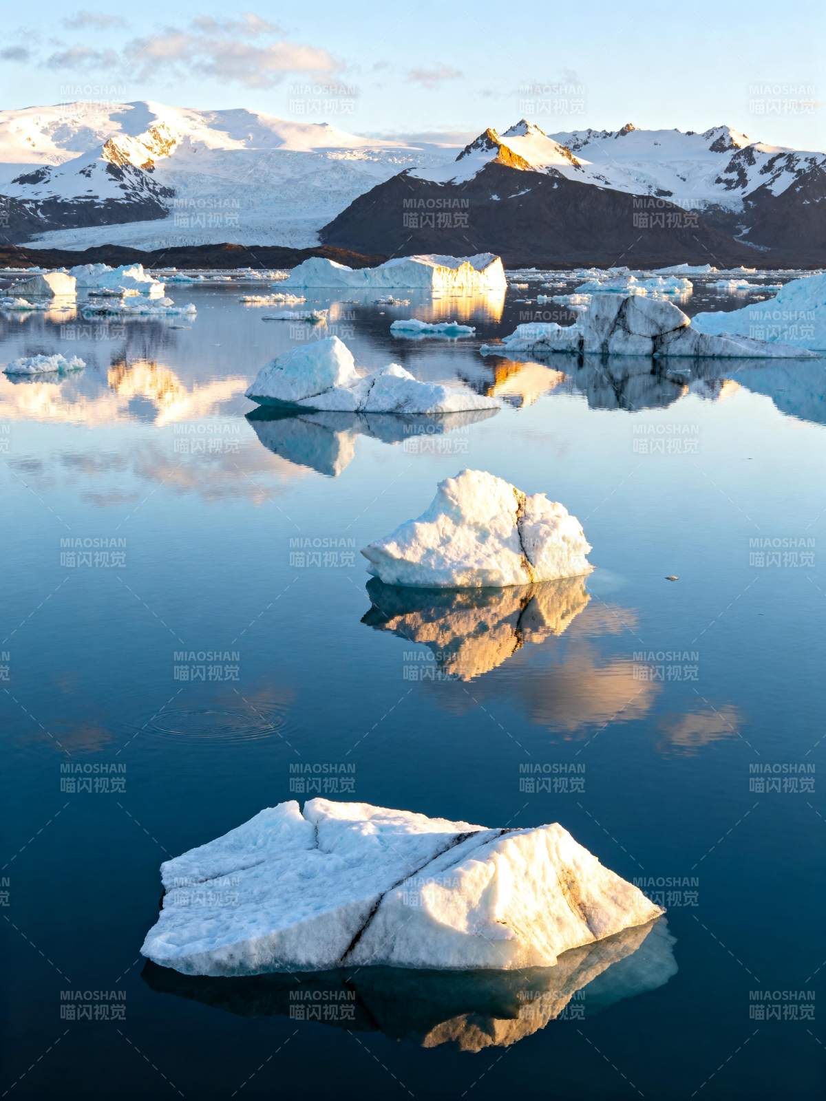冰川倒影静谧湖图片