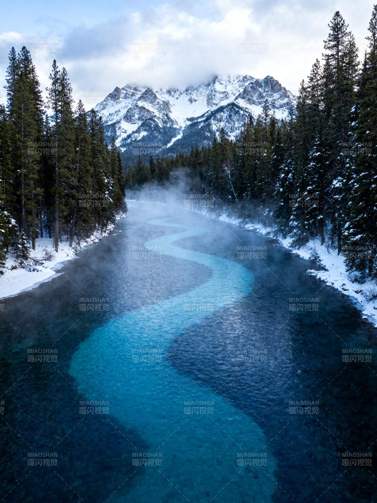 雪山碧溪雾绕林图片