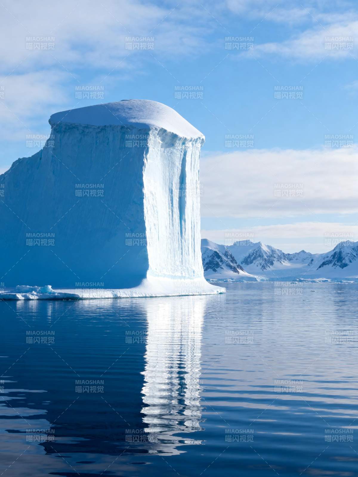 冰山倒影静谧湖图片