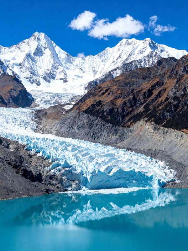 雪山冰湖倒影图片