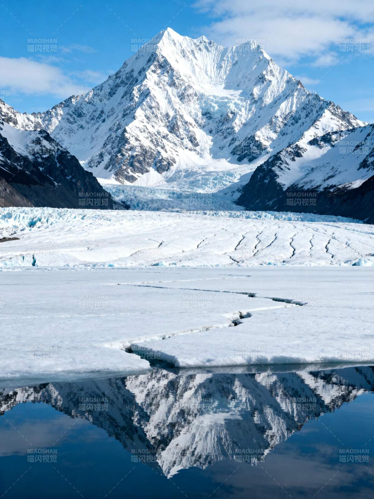 雪山倒影如画图片