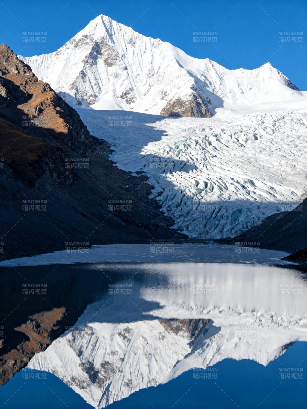 雪山倒影湖中图片