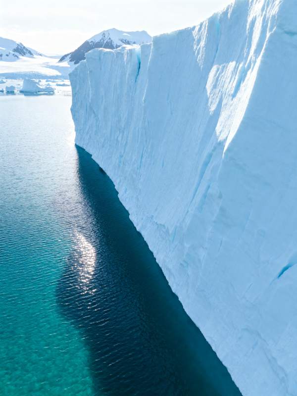 冰川映碧海图片