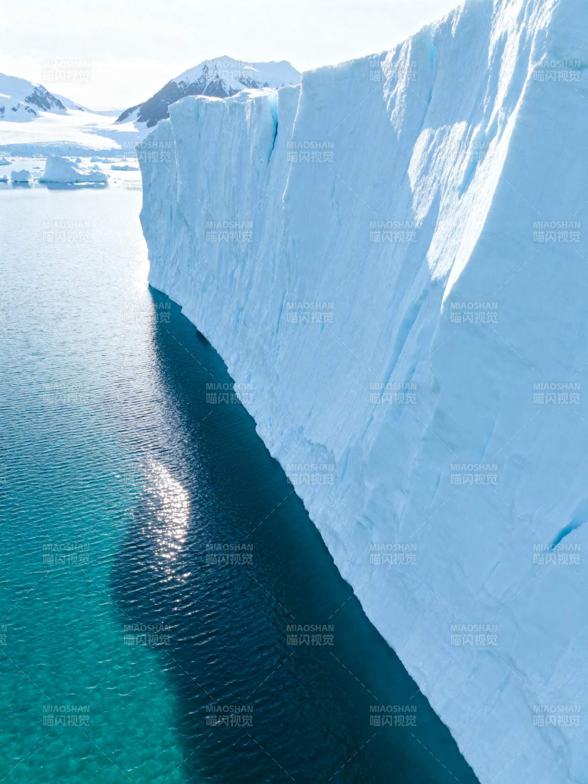 冰川映碧海图片
