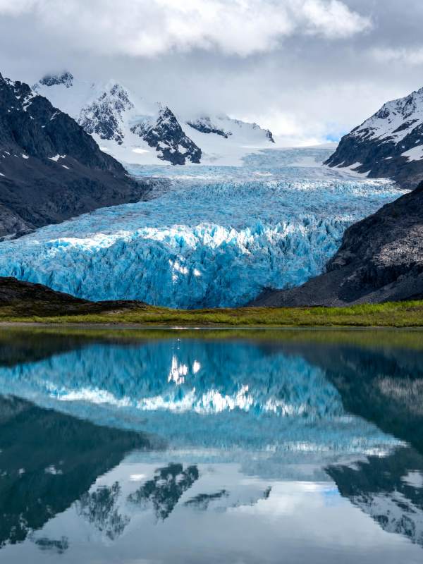 冰川倒影如画图片