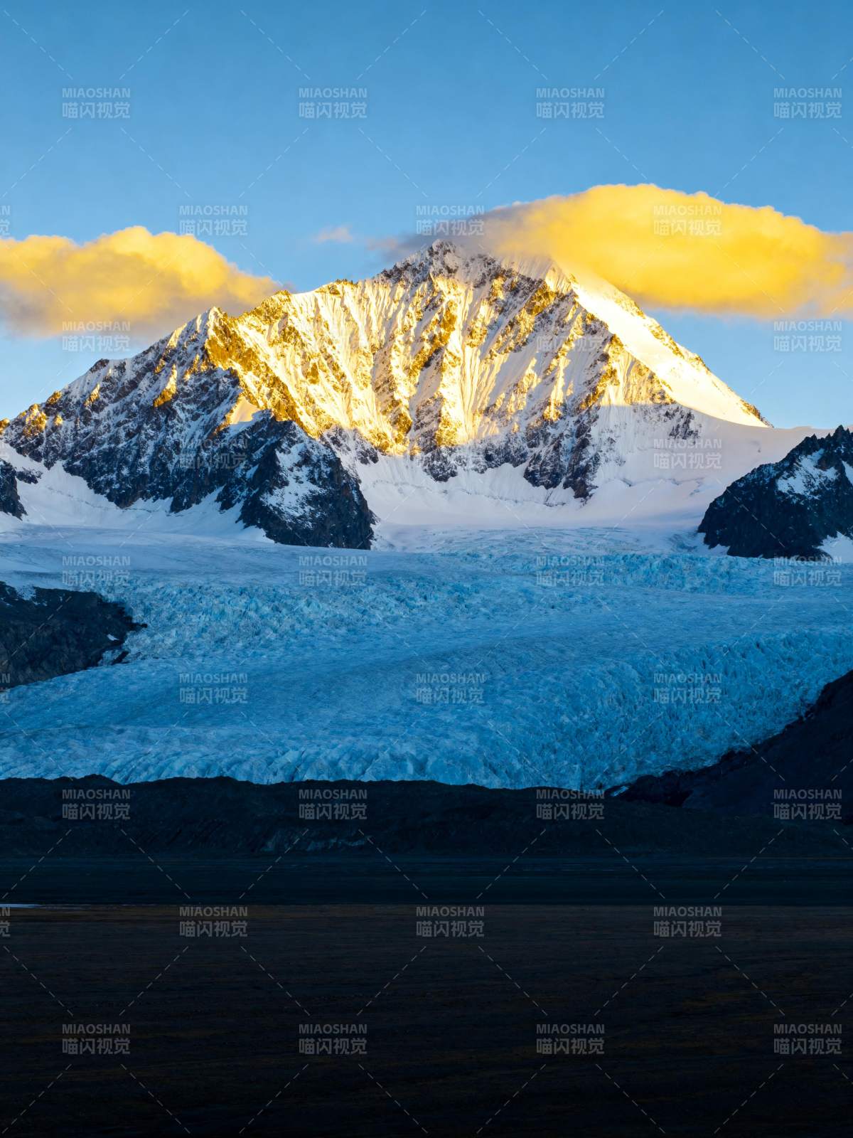 雪山之巅 云霞辉映图片