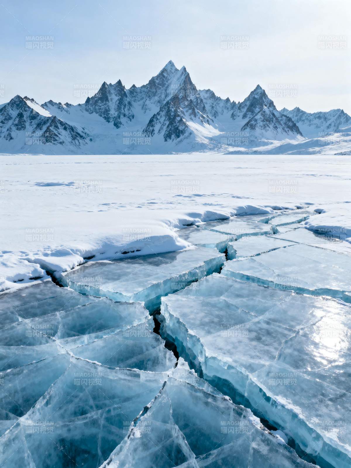 冰裂雪山图片