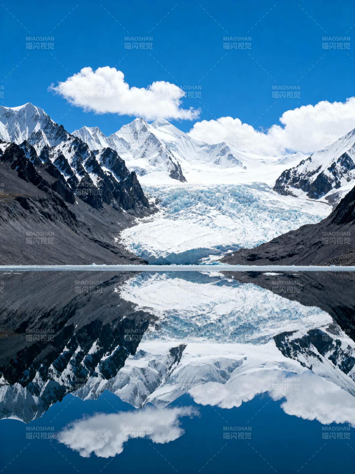 雪山倒影湖光图片