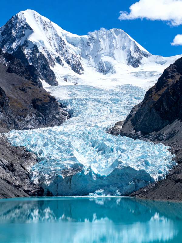 冰川映碧湖图片