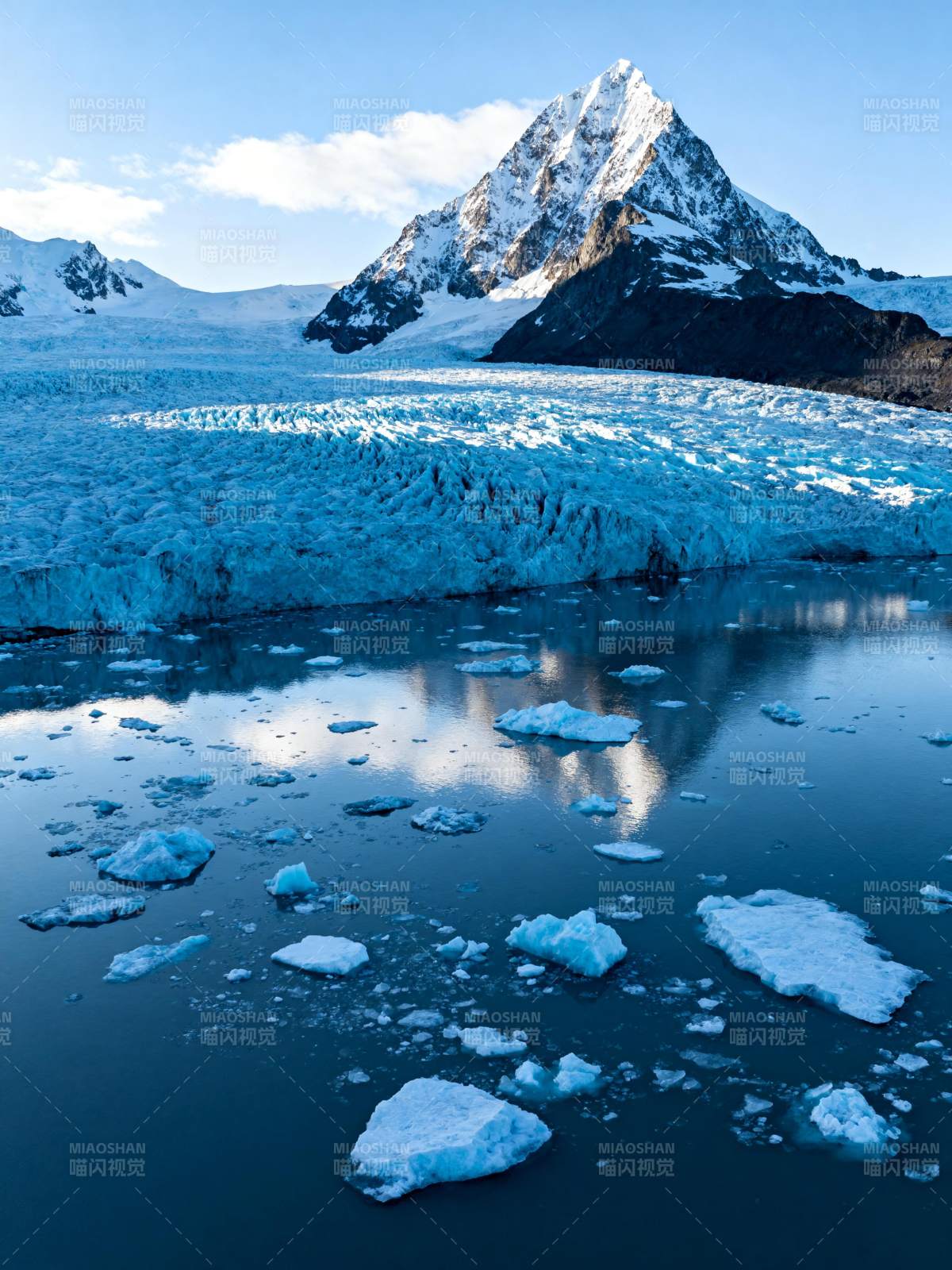 冰川倒影 雪山静谧图片