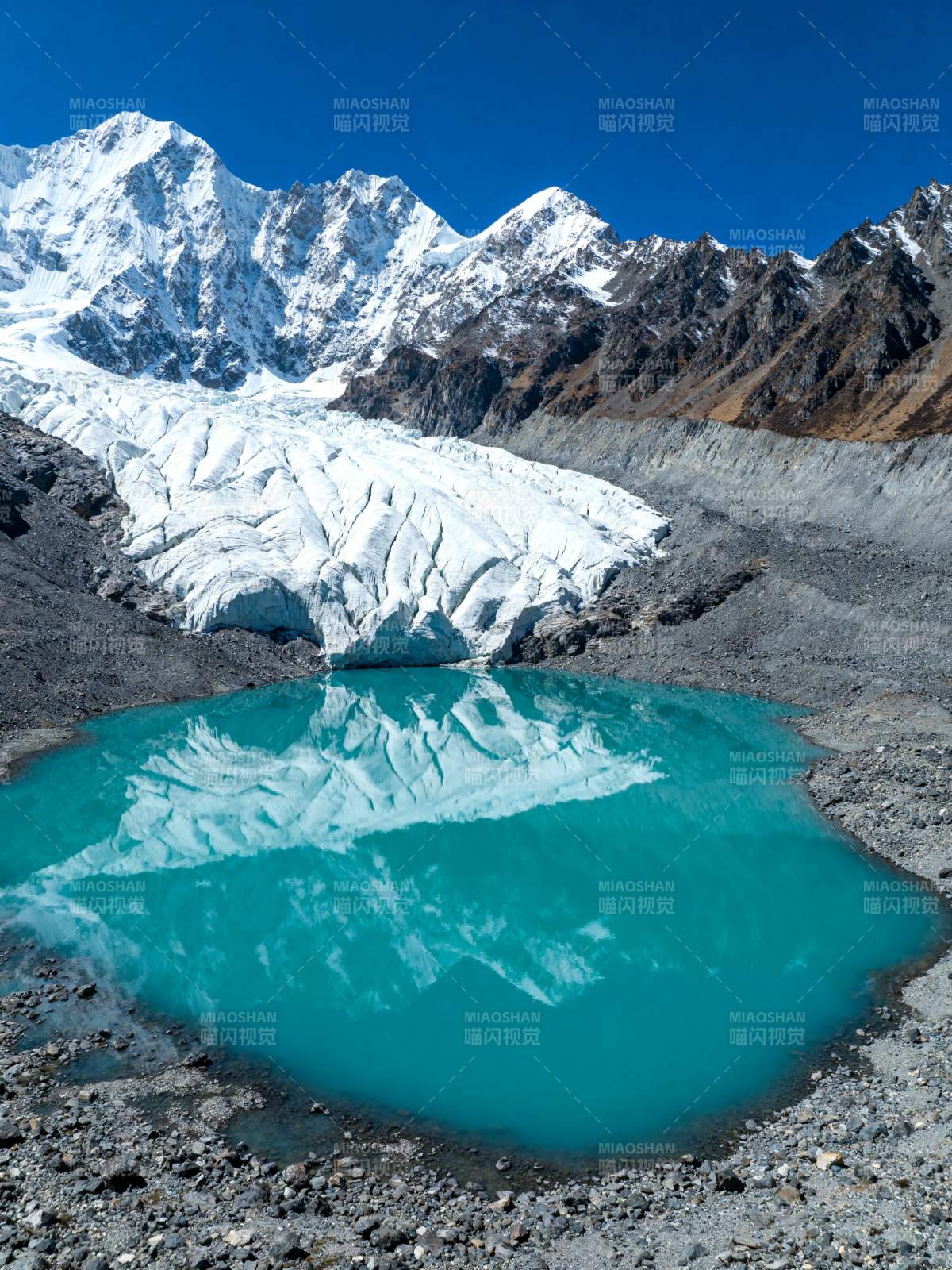 冰湖映雪山图片