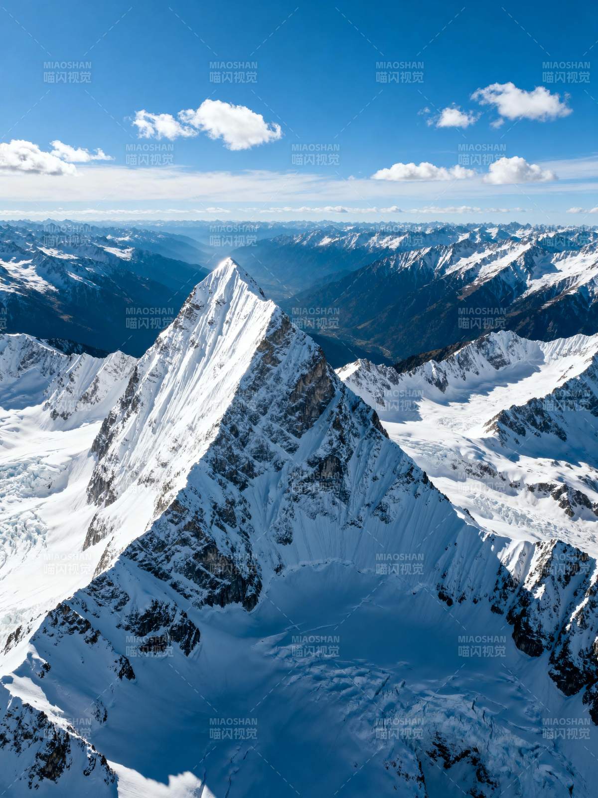 雪峰巍峨 蓝天映衬图片