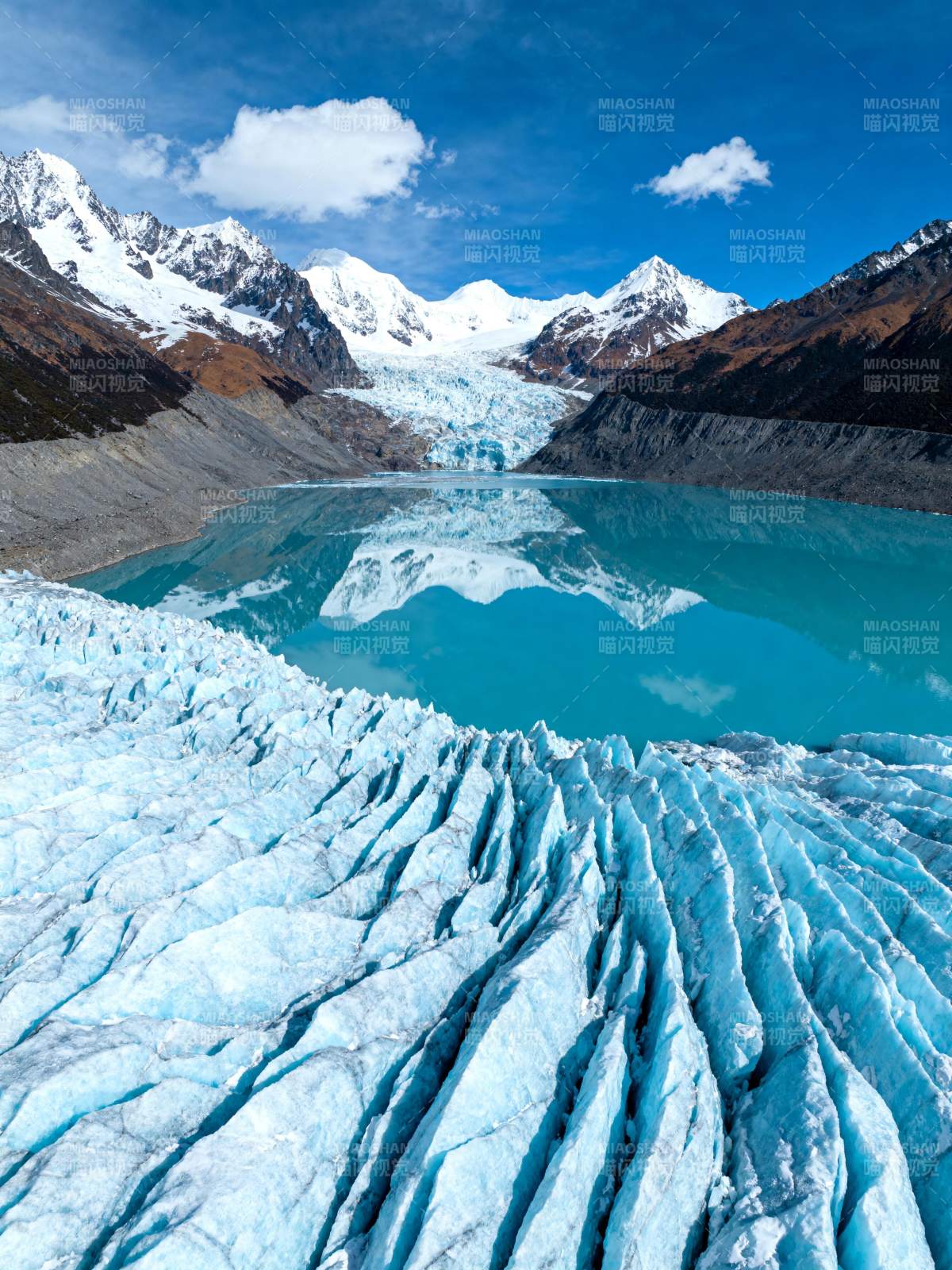 冰川湖畔风光图片