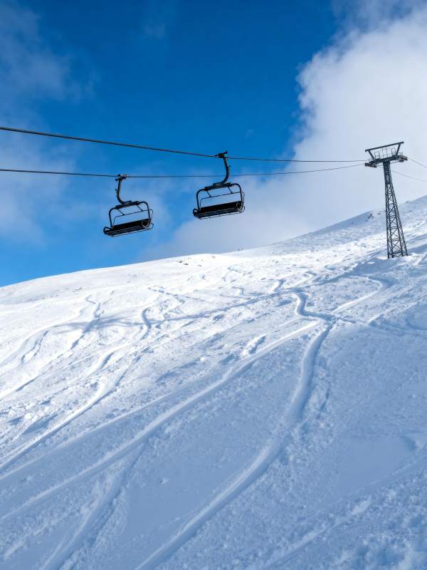 雪坡缆车蓝天图片