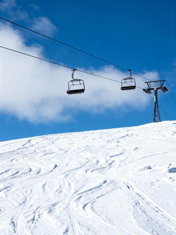 雪坡缆车蓝天白云图片
