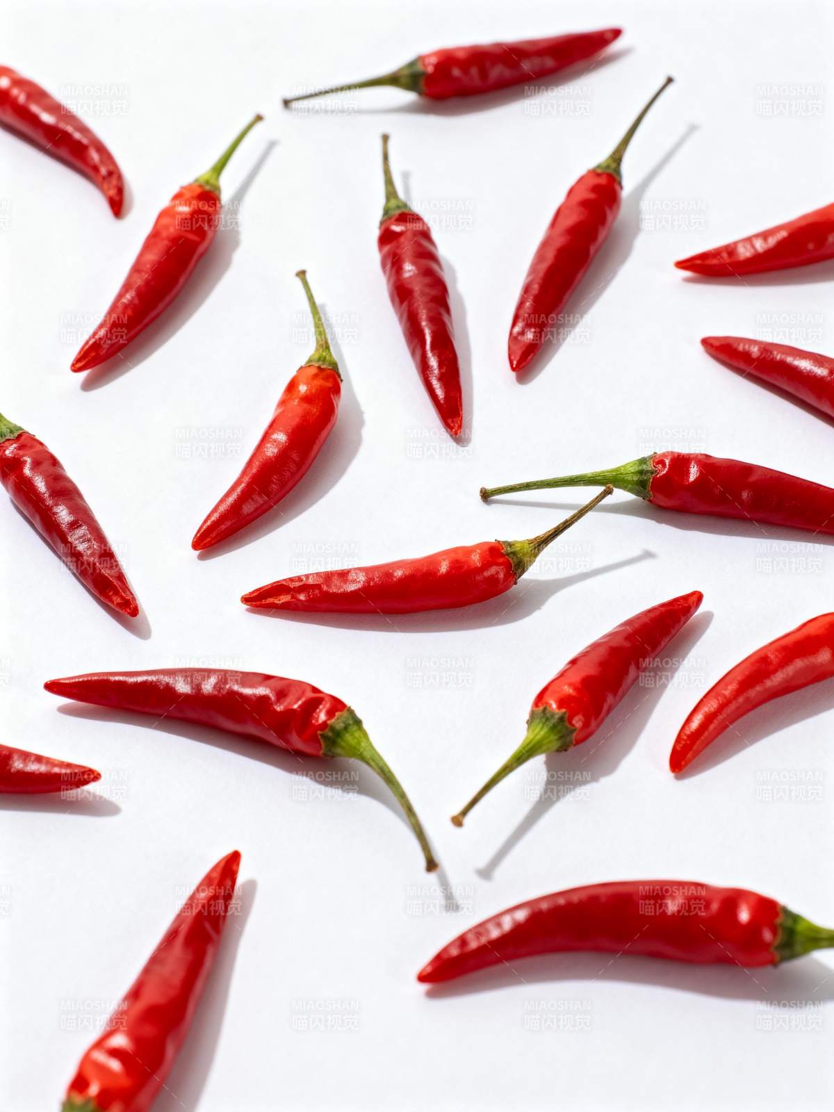 红辣椒散落白底图片