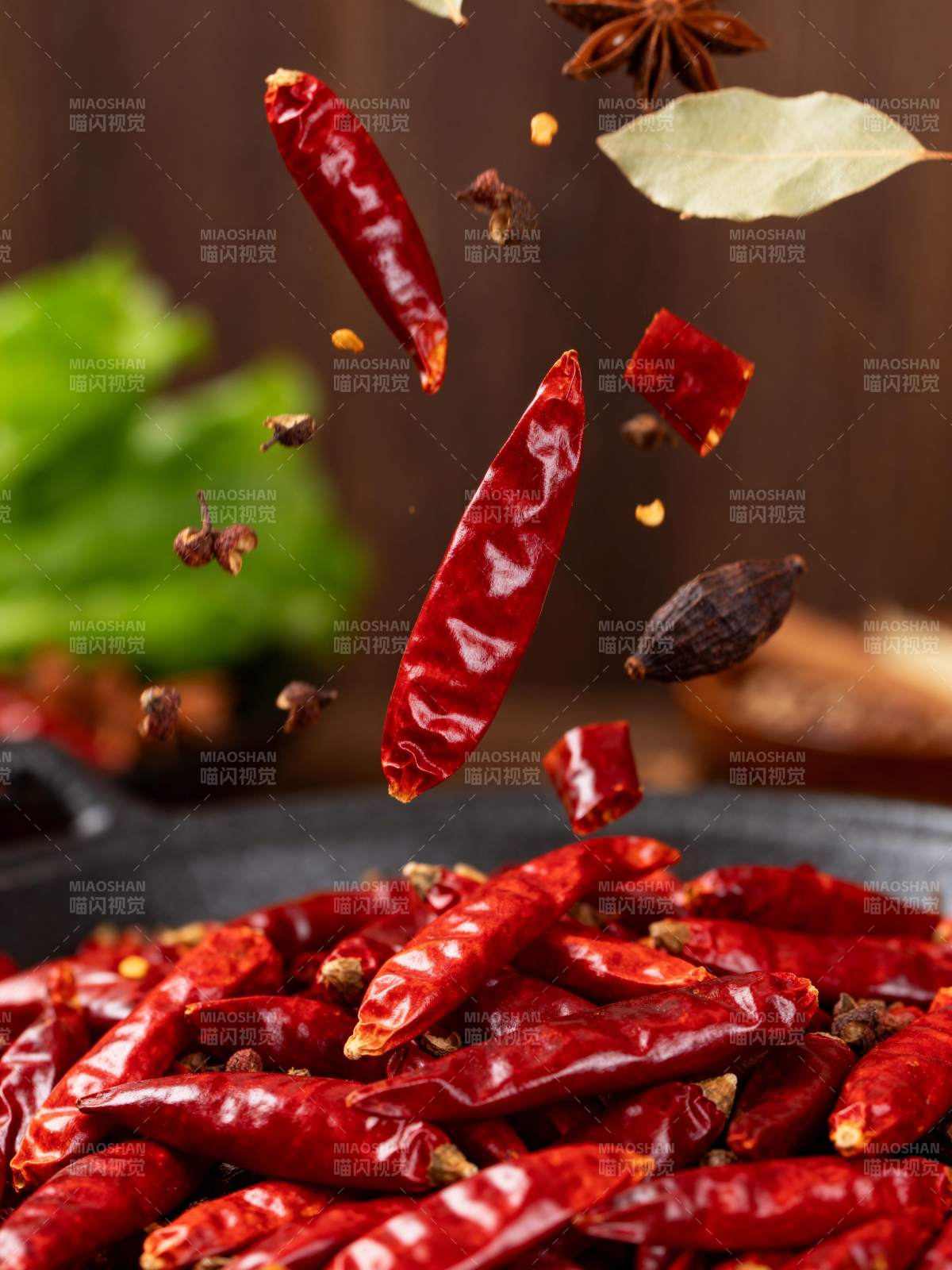 红椒飞舞香料飘图片