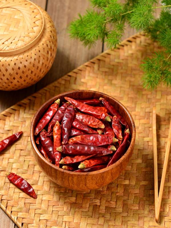 干辣椒碗中盛图片