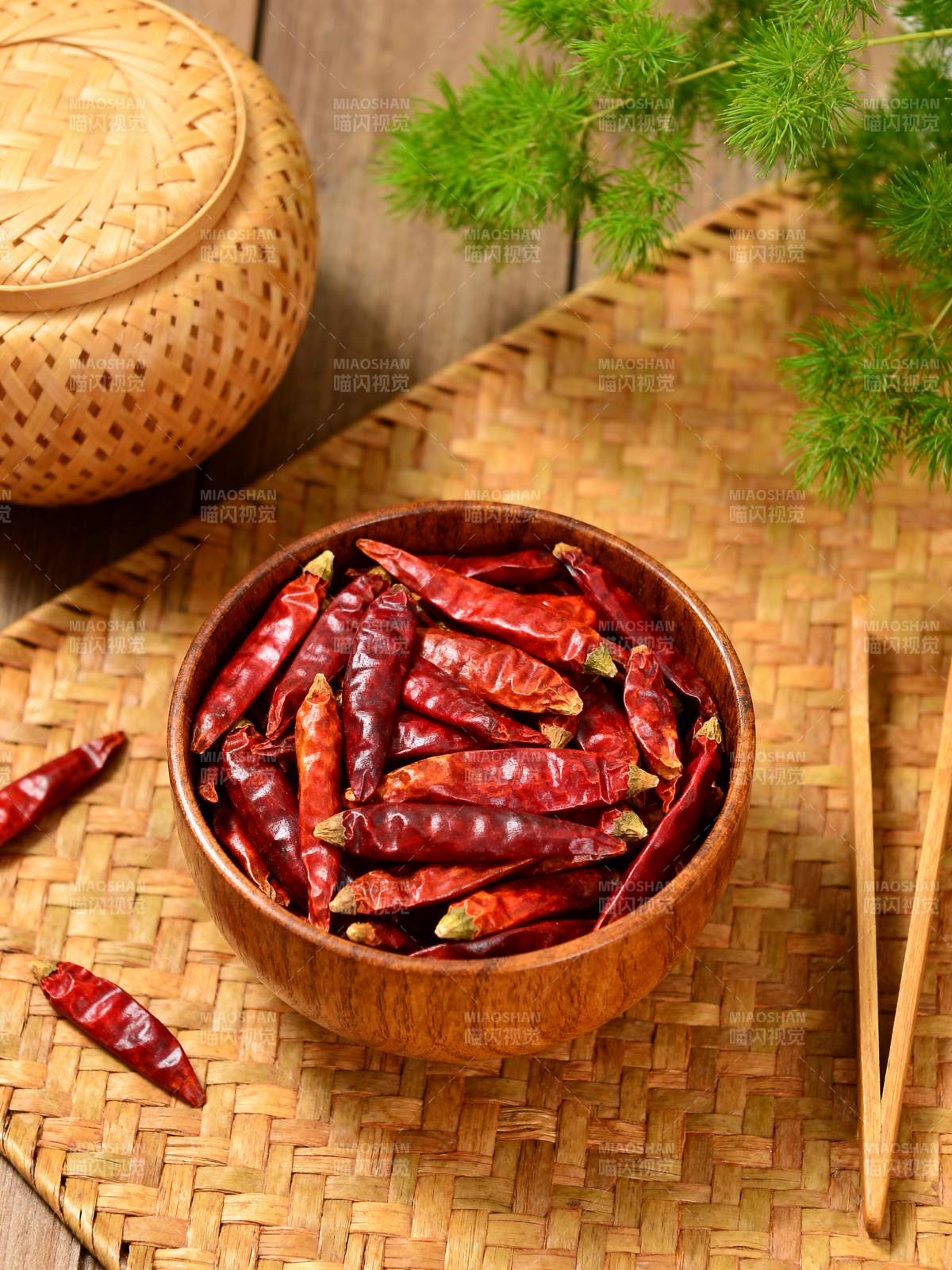 干辣椒碗中盛图片