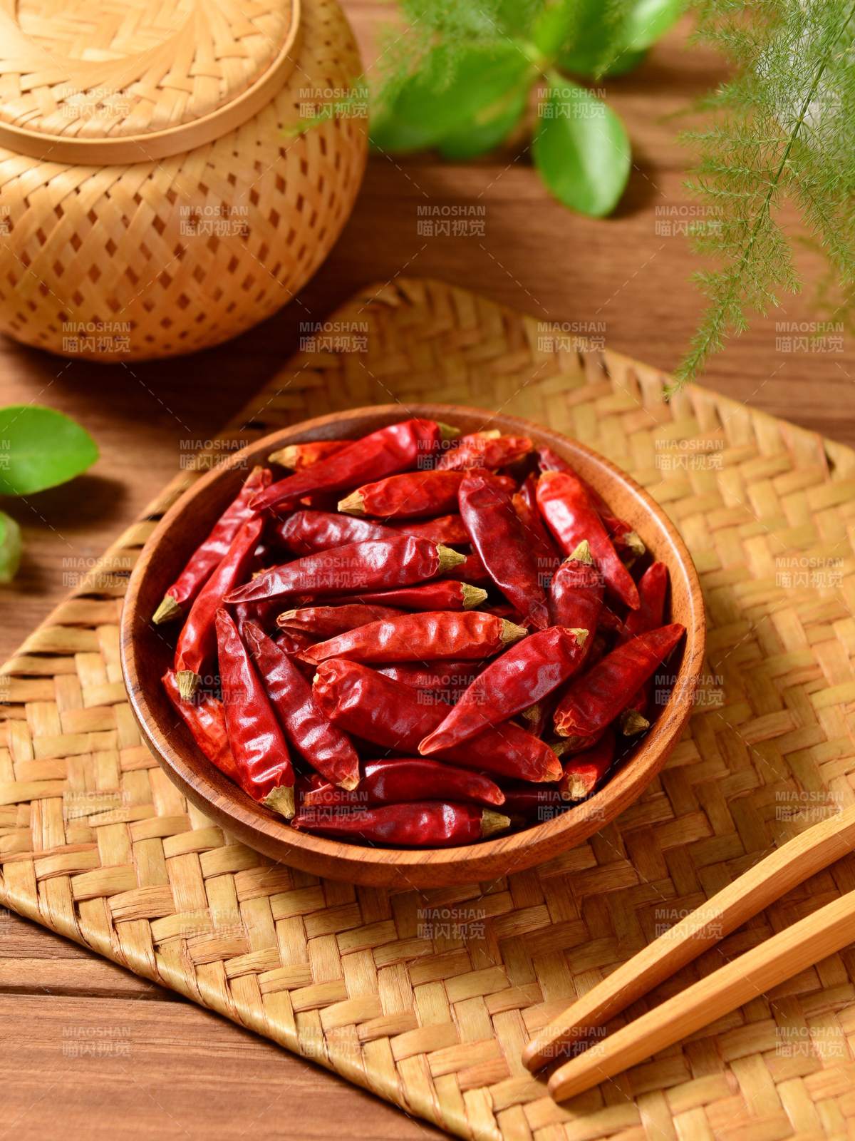 红辣椒盛碗中图片