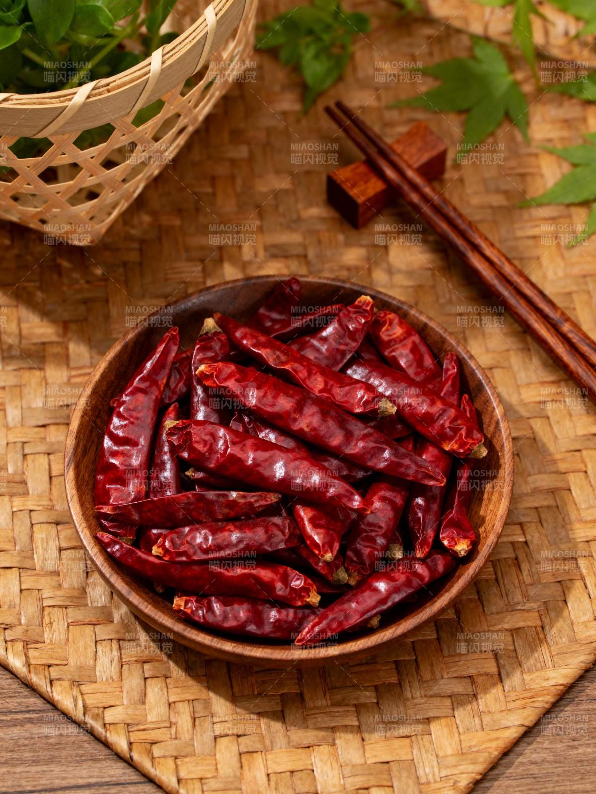 红辣椒盛于木碗中图片