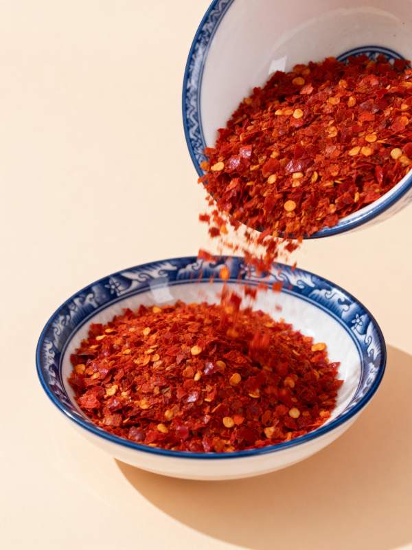 红辣椒碎倾泻入碗图片