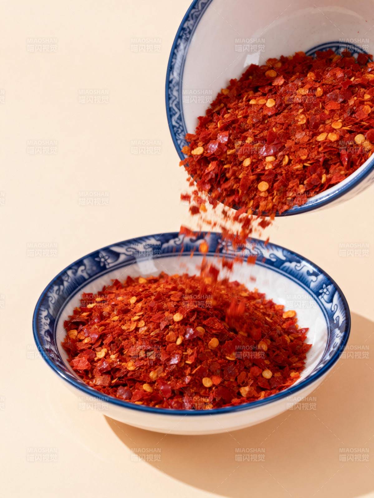 红辣椒碎倾泻入碗图片