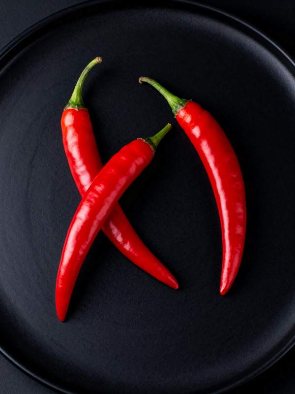 红椒交错黑盘图片