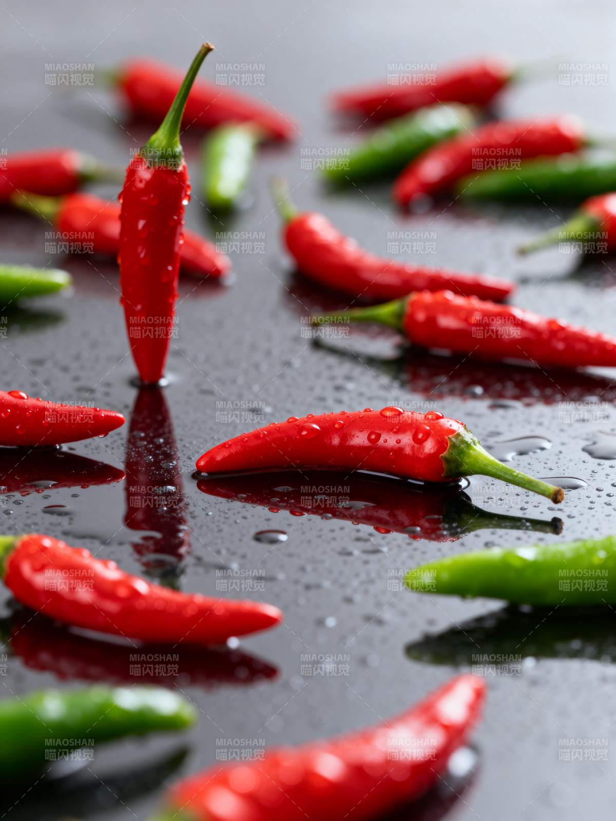 红绿辣椒水珠晶莹图片