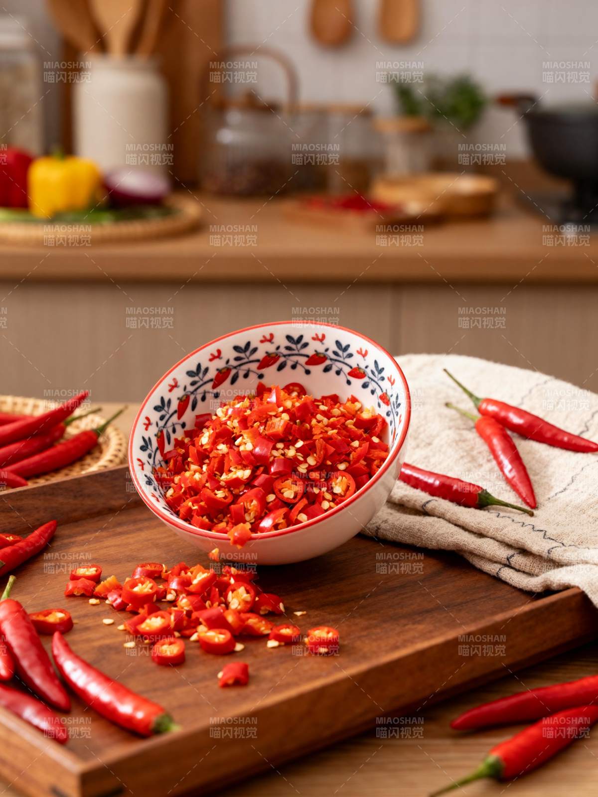 红椒切碎备料中图片