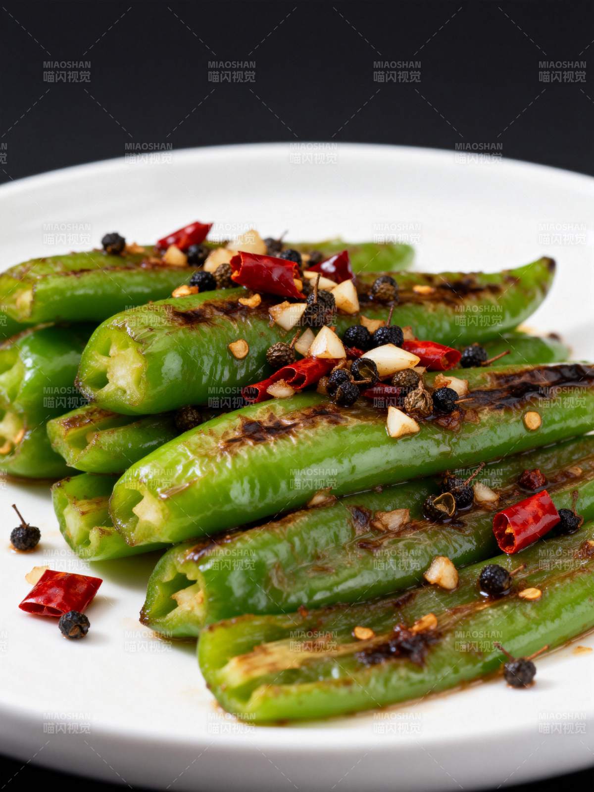 烤青椒配辣椒粒图片