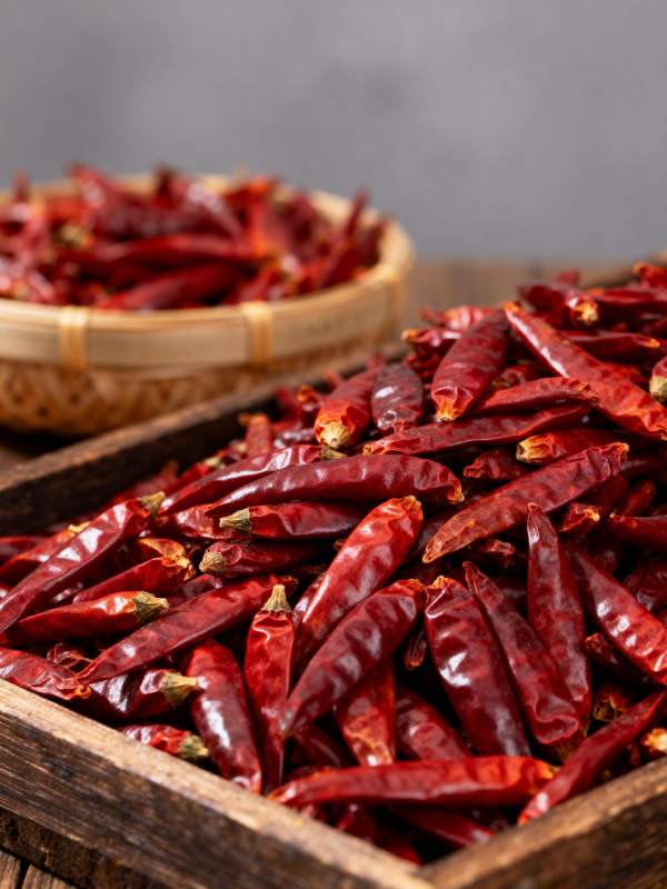 红辣椒堆满木箱图片