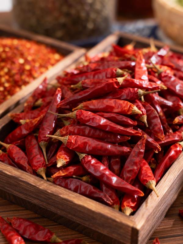 红辣椒堆满木盒图片