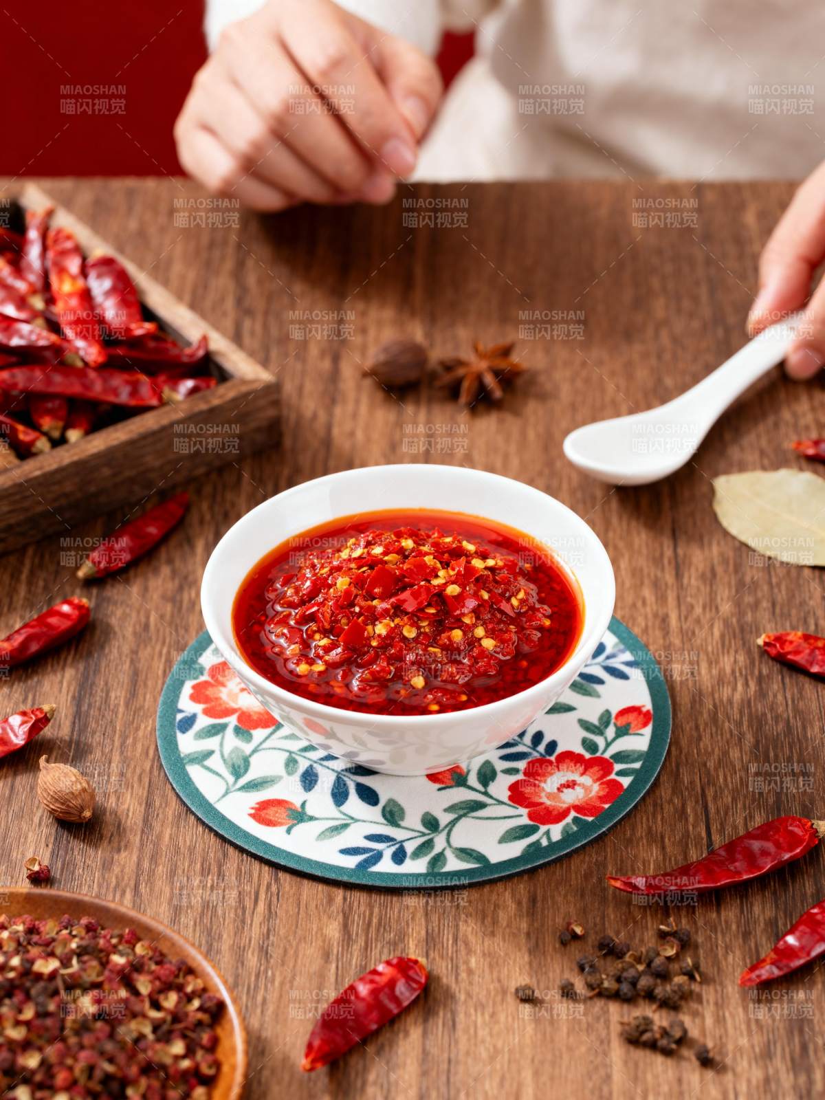红油辣酱制作中图片