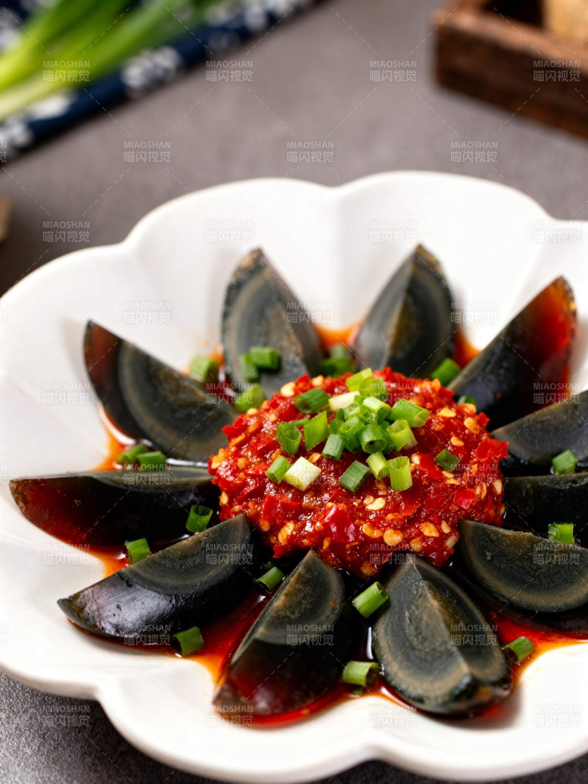 凉拌皮蛋 香辣可口图片