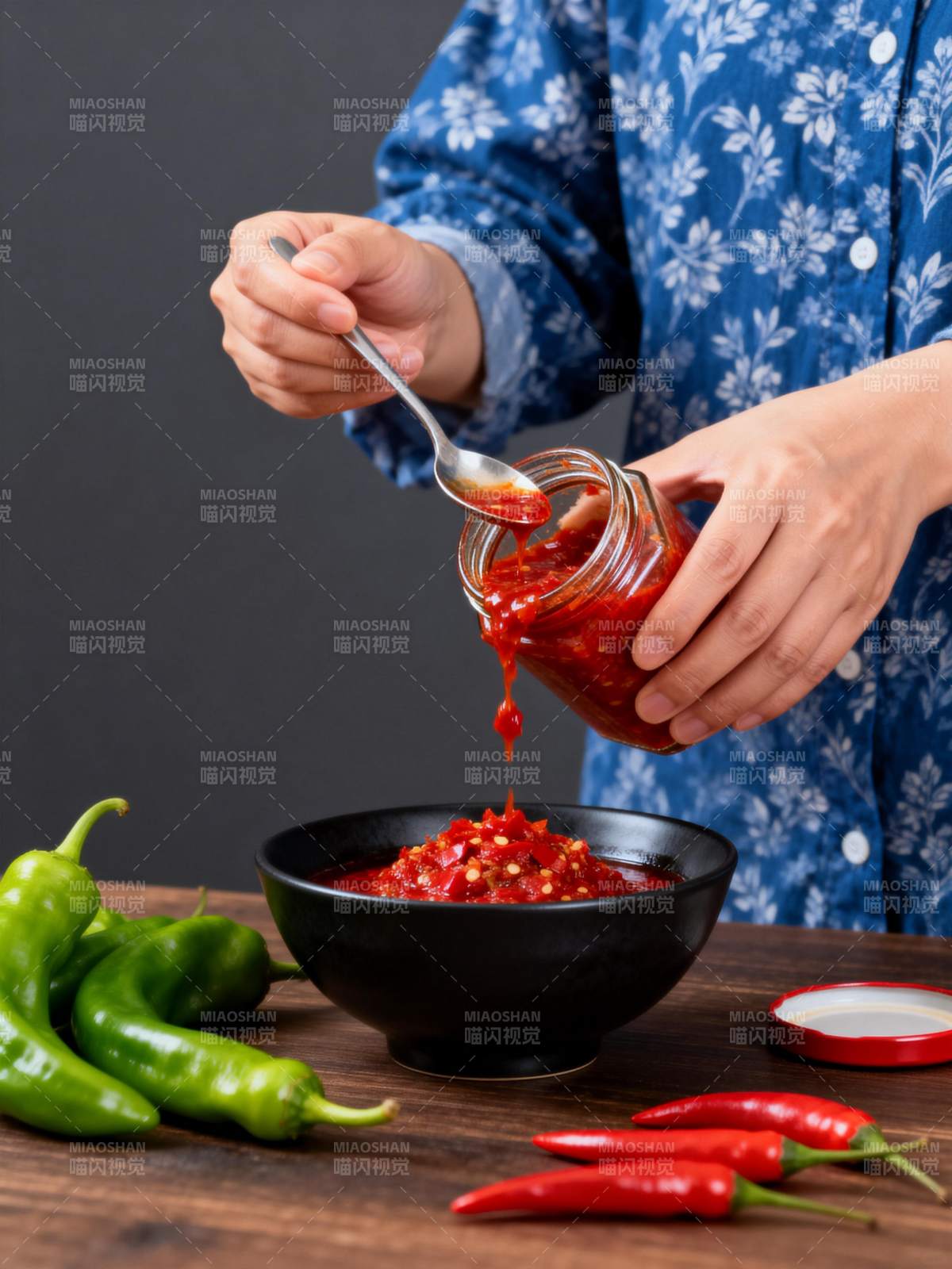 辣椒酱制作中图片