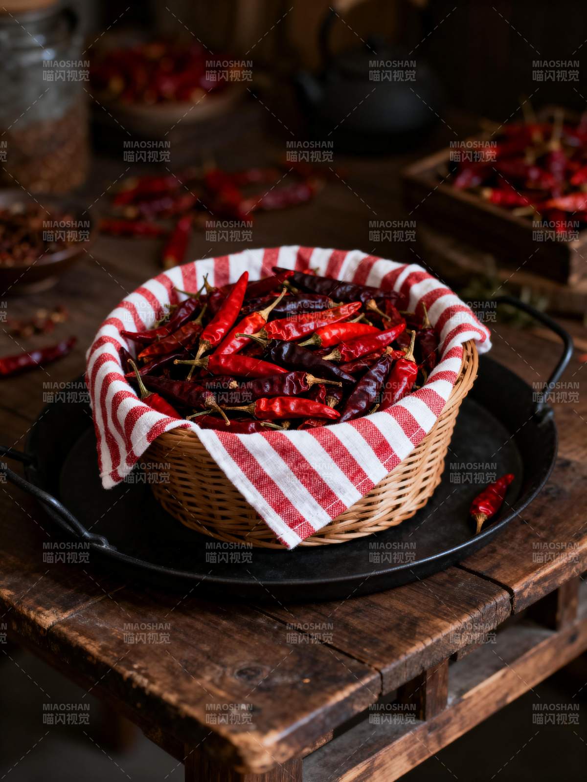 红椒满篮香四溢图片